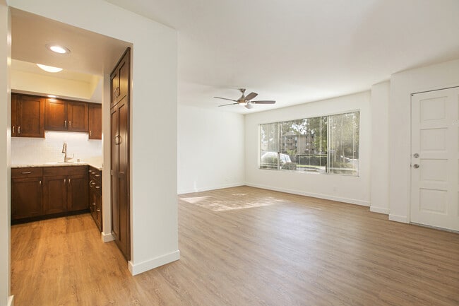 Building Photo - REMODELED 2BD/1BA BEAUTIFUL CROWN POINT CONDO! ONLY $3,795/MO Unit 4006 Promontory Street