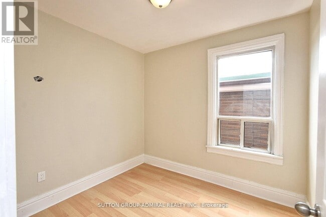 Photo - 1932 Queen St E