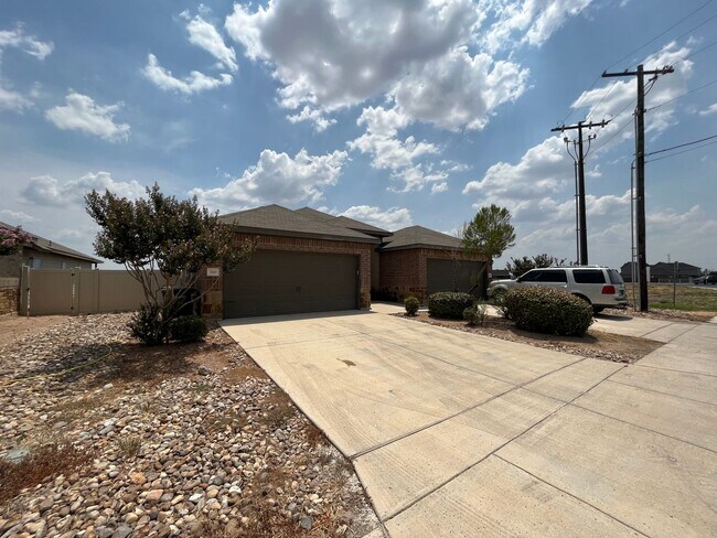 Photo - 700 Saengerhalle Rd
