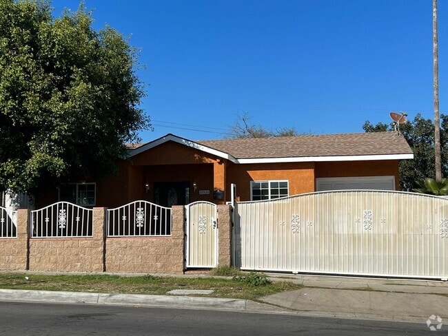 Building Photo - Beautiful 4-Bedroom Home with Large Yard a...