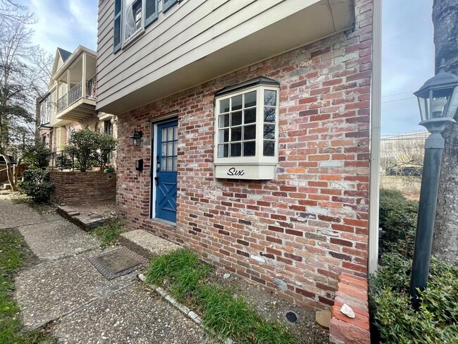 Building Photo - Cozy Townhome with Pool!
