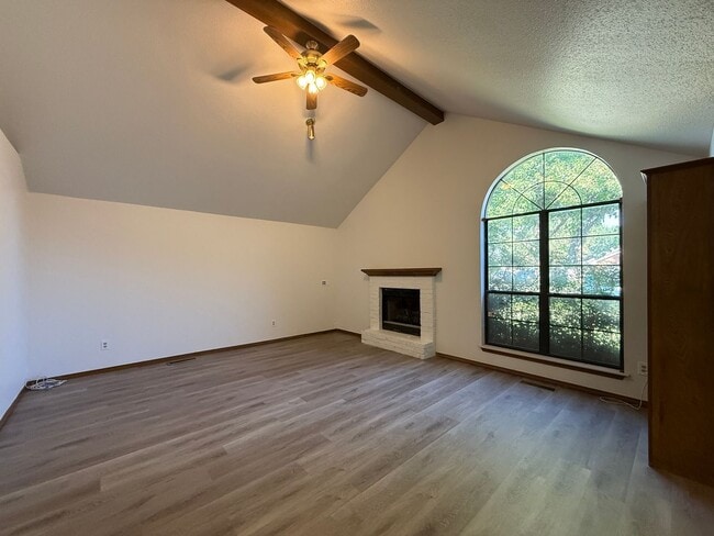 Photo - 213 Brackendale Ln