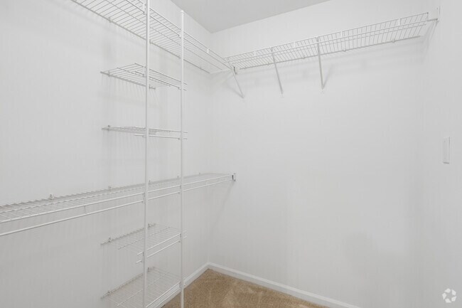 Iris Deluxe (Den) 2BR, 2BA w/Den - 1,171SF - Walk-In Closet