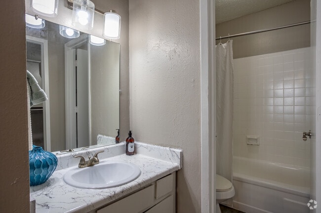 2BR, 2BA - 859SF - Bathroom - 5636 Apartment Homes