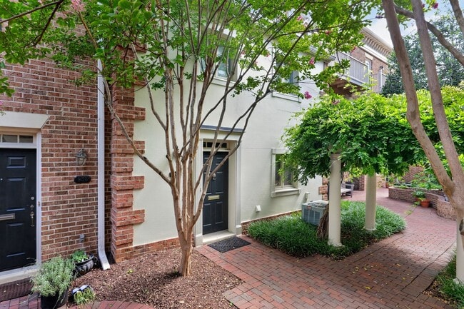 Building Photo - Fully Furnished Executive Townhome | 2 Bedrooms + Dedicated Office | 6-Month Minimum