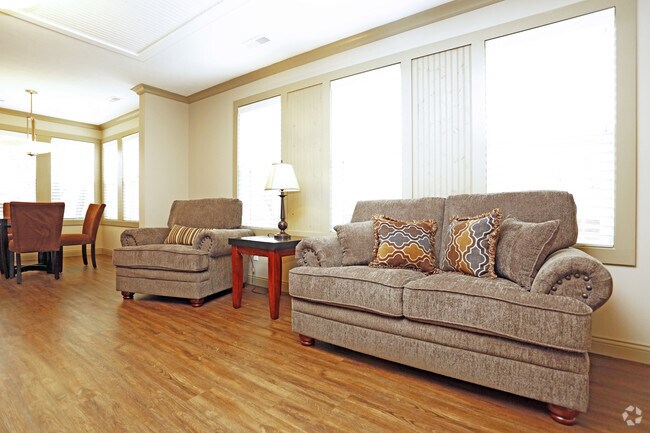 4 BR, 4.5 BA - living room - 808 S Linden