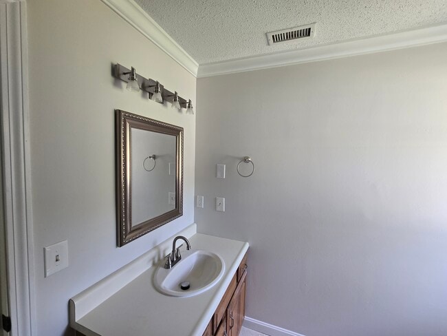 Baño - 66 Horace Greeley Rd Unidad AD