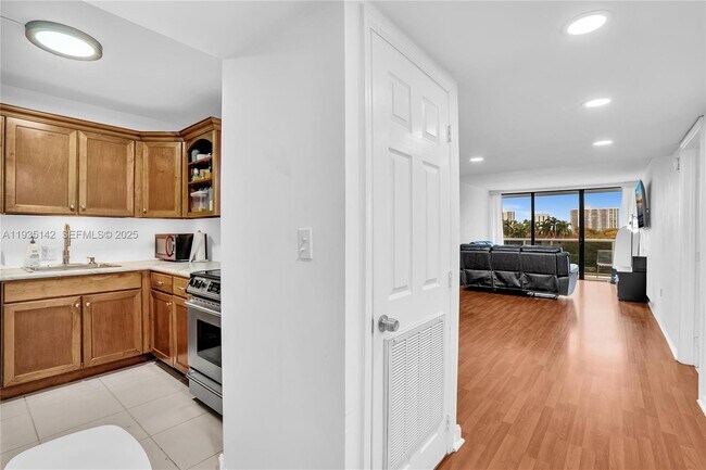 Photo - 3675 N Country Club Dr Unidad 410