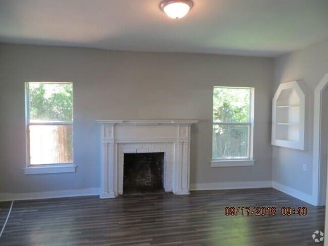 Building Photo - Updated 2 Bedroom! Rental