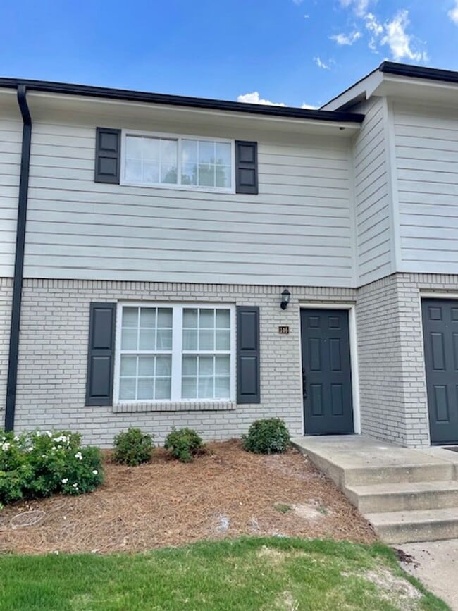 Building Photo - 2 Bedroom 2 Bath Townhome Unit 146