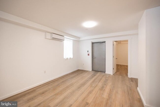 Photo - 711 W Thompson St Unit 1F