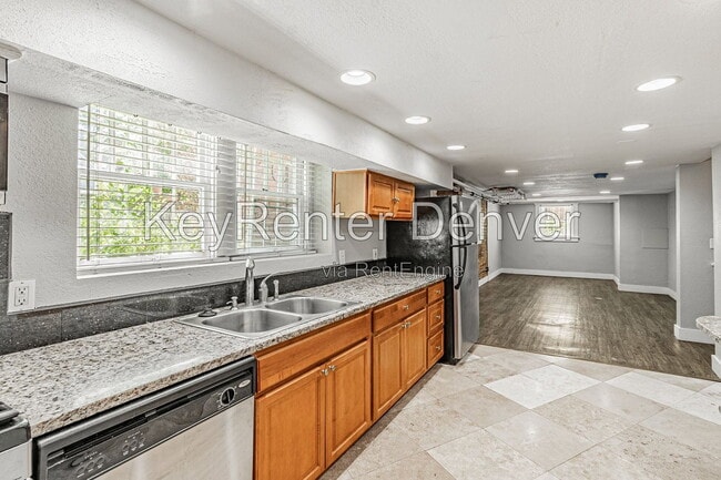 Building Photo - 945 N Washington St Unit 100