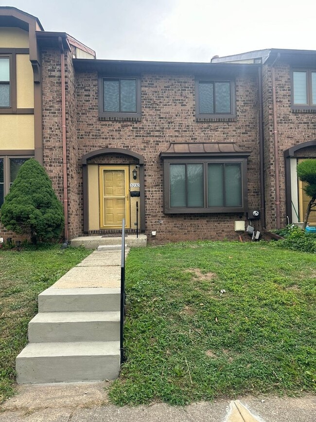 Building Photo - Village Shires Townhome completely Renovated 3 Beds 1.5 Bath Available 9/1