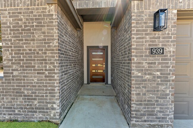 Photo - 939 Lake View Dr