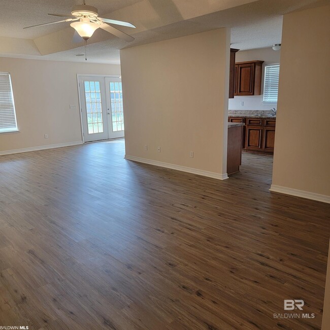 Photo - 1701 Woodbridge Cir E