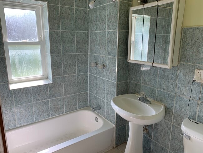 Building Photo - 4905 W Augusta Blvd Unit 1