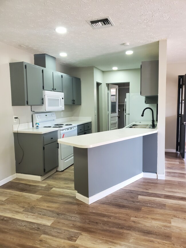 Kitchen - 3310 Oleander Ave Casa Unidad B