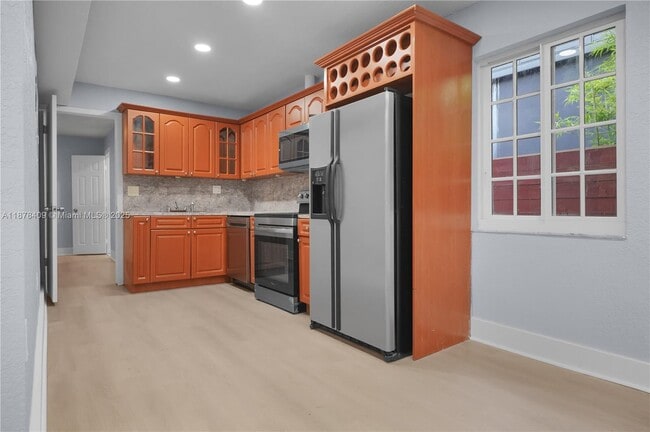 Building Photo - 430 SW 15th Rd Unit 0 Rental