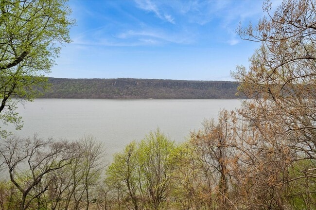 Photo - 727 Warburton Ave