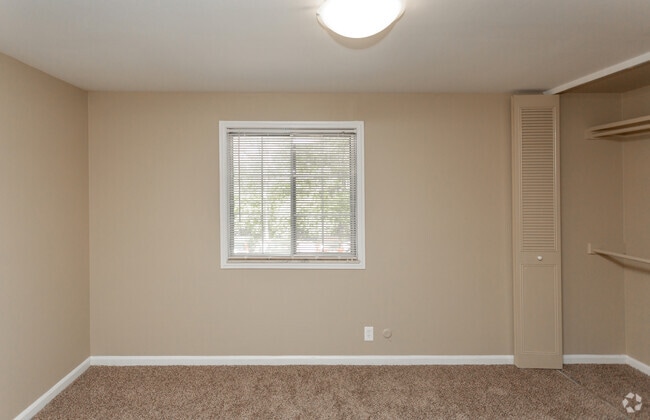 1BR, 1BA - 700 SF