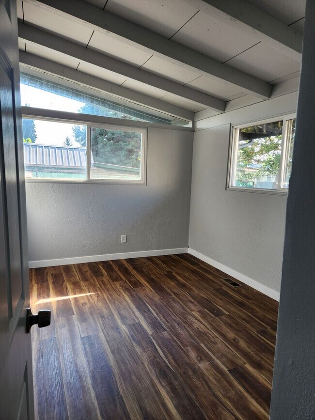 Newly Renovated 3 Bedroom House with a Car... House Rental in Albany