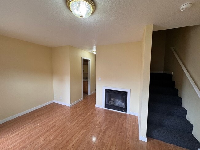 Building Photo - Blocks from UO! 2 bedroom 1.5 bath with in... Unit #2 Rental