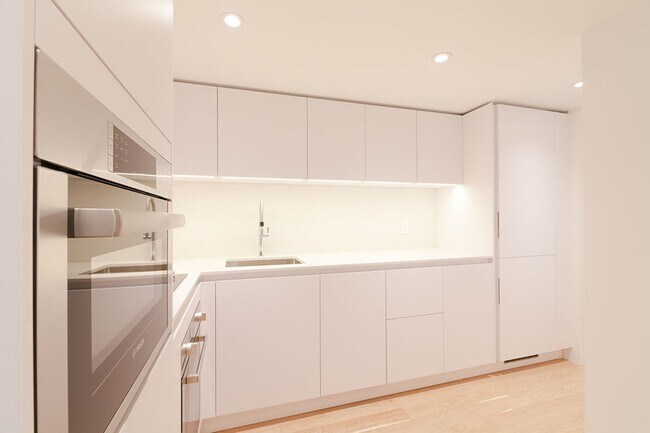 Building Photo - 3460 Rue Durocher Unit 1205