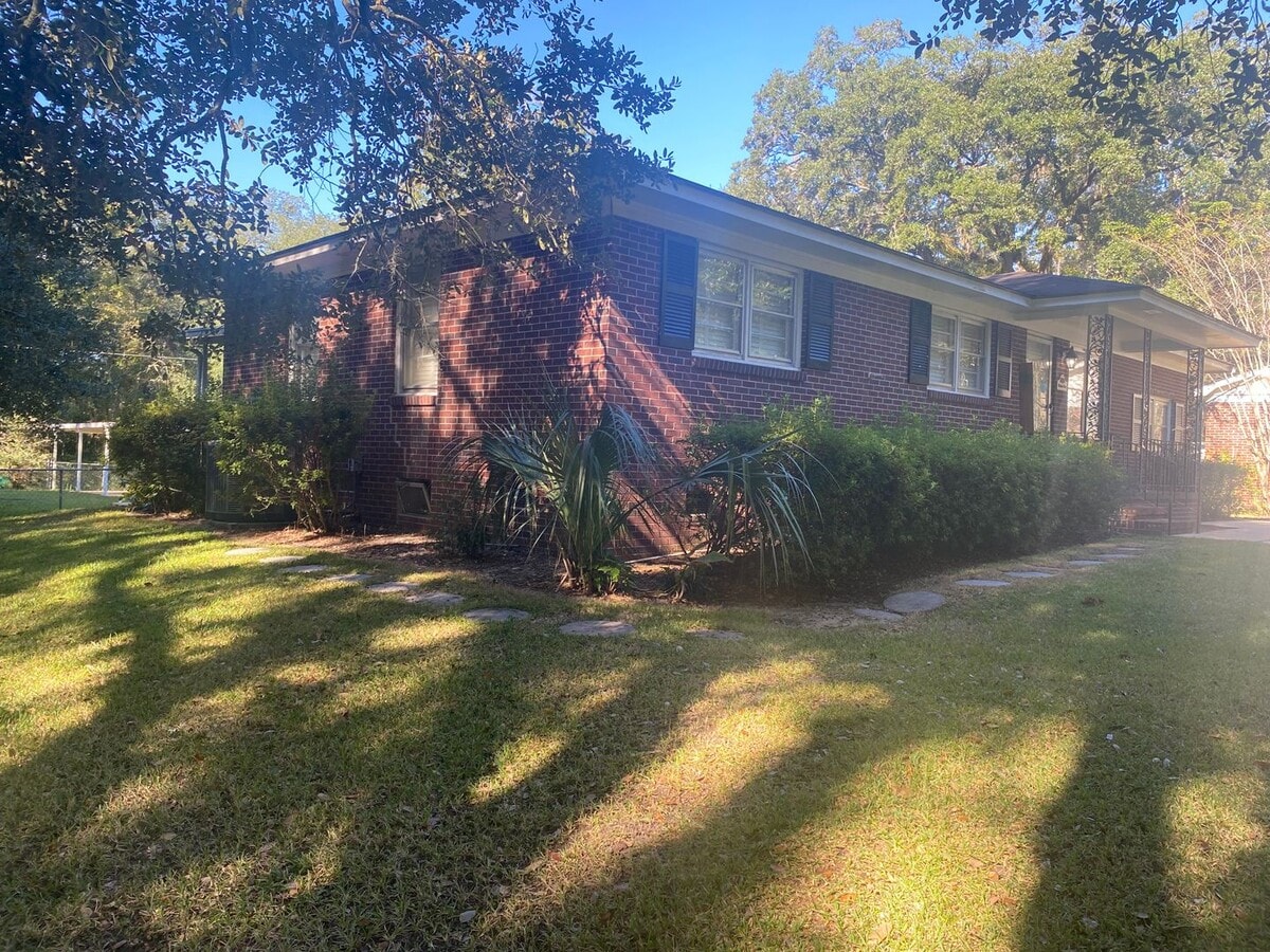 Photo - For Rent – 3 Bed / 2.5 Bath Home | $1,400/month  Recently updated and move-in ready 3-bedroom, 2....
