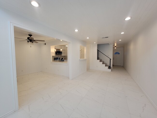 Photo - 1808 Saxony Ln