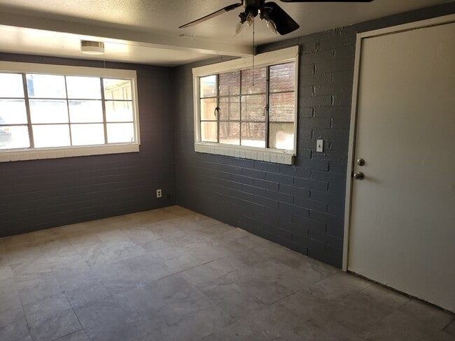 Photo - 461 W Thurber Rd