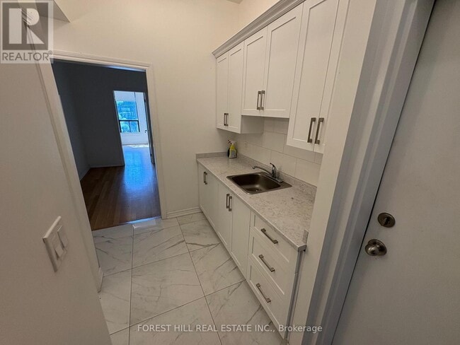 Photo - 756 Queen St W