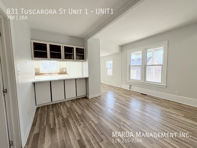 Building Photo - CHARMING 3 BED/2 BATH MAIN FLOOR Unit 1