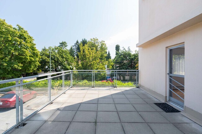 Photo - Hollies Unit 00210