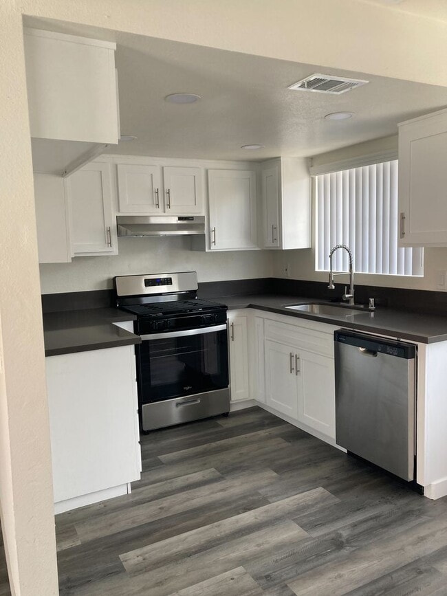 Building Photo - Beautiful 3 Bedroom Unit 170 Rental