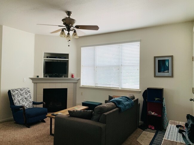 Photo - Beautiful 2 bed, 2 bath condo with 1 car garage and easy access to I-25 Unit 103