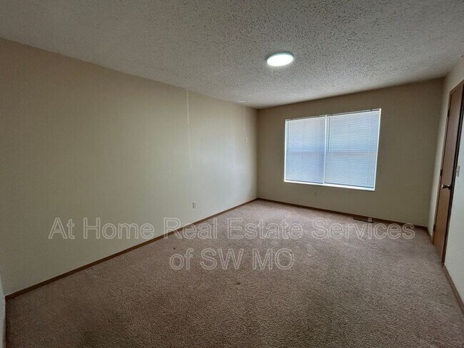 Photo - 1143 W Hall St