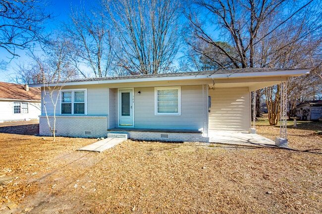 Building Photo - 704 N Cypress St