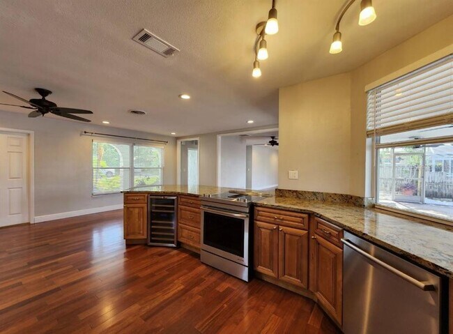 128 98th Ave N