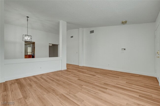 Photo - 904 Ambusher St