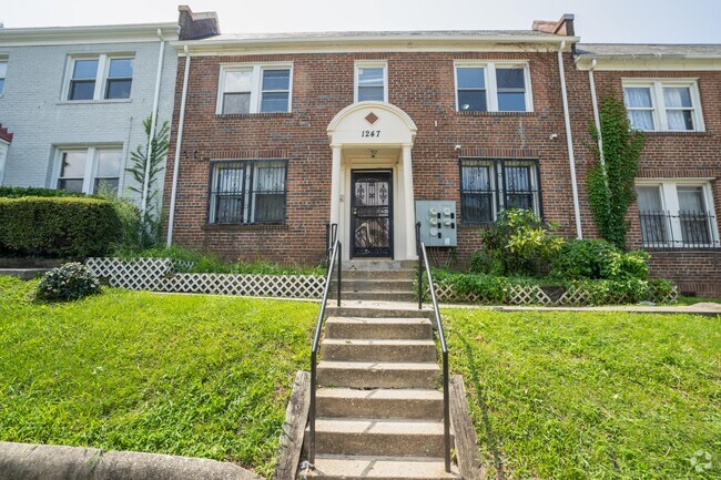 Building Photo - 1247 Meigs Pl NE Unit Apt 2