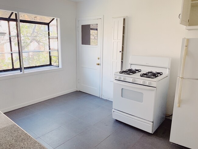 Photo - 636 W Queen St