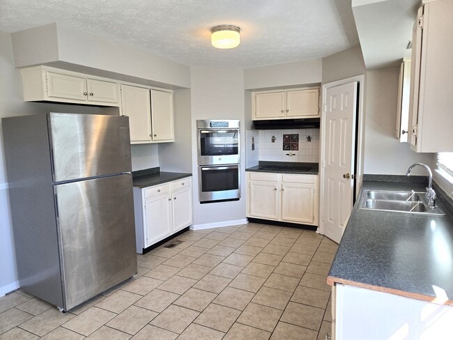 Photo - Spacious Split Level In Gainesway   251113