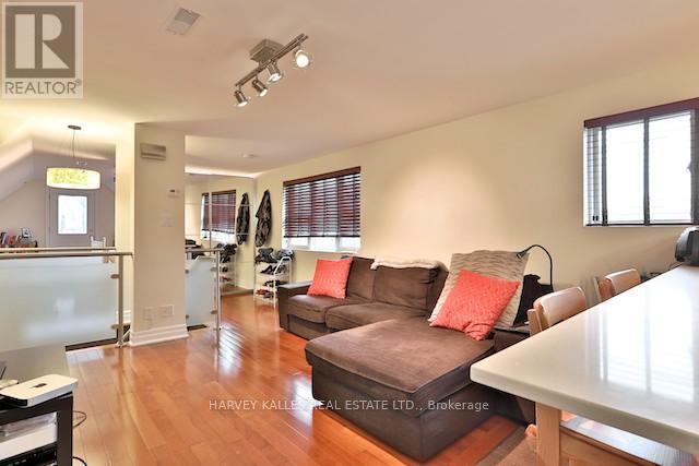 Photo - 202 Lippincott St