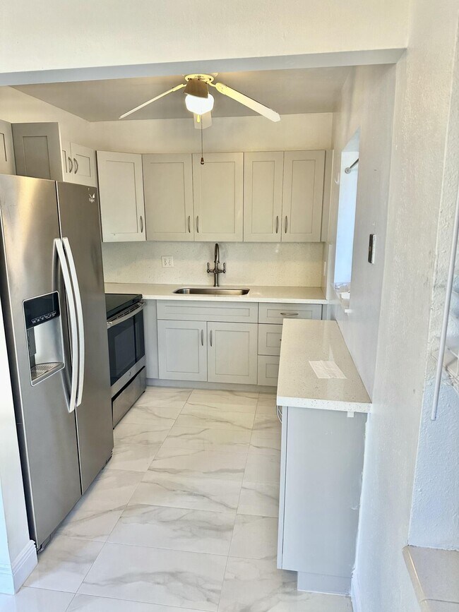 Photo - 2440 Lake Osborne Dr Unidad 201