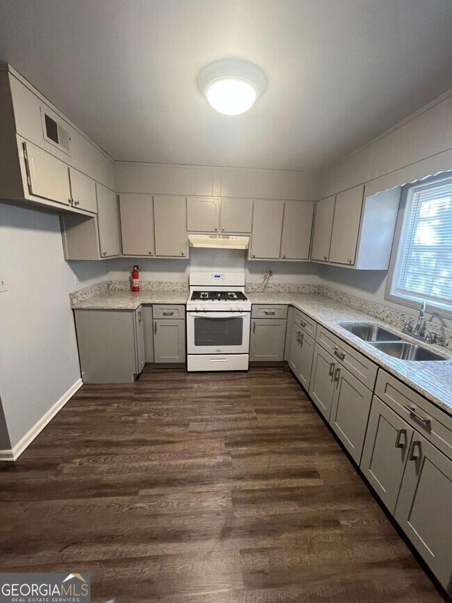 Photo - 2864 Cheney St