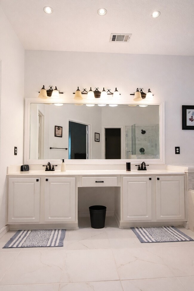 Baño principal - 1639 Churchill Ln