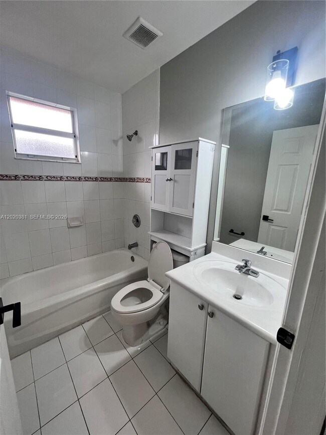 Photo - 16940 SW 94th Ave Unidad 0