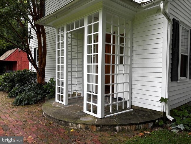 Photo - 410 Wharf Rd