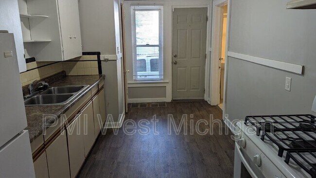 Photo - 1057 Pine Ave NW