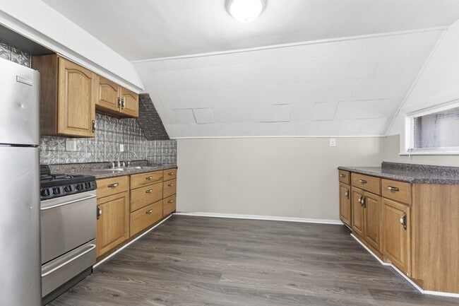 Photo - 332 Goddard Rd